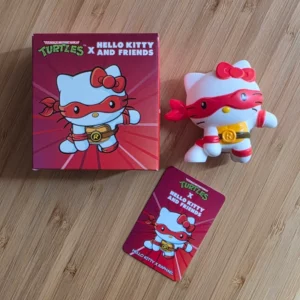 Figurine McDonald’s Hello Kitty and Friends x Tortues Ninja – Hello Kitty x Raphael (white)